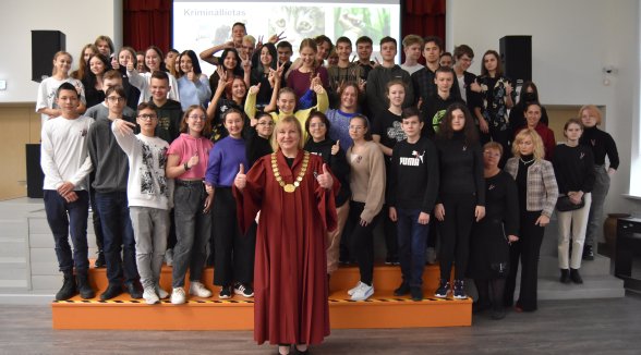 Augstākās tiesas Satversmes vēstneši gandarīti par vadītajām lekcijām skolās un sarunām ar skolēniem