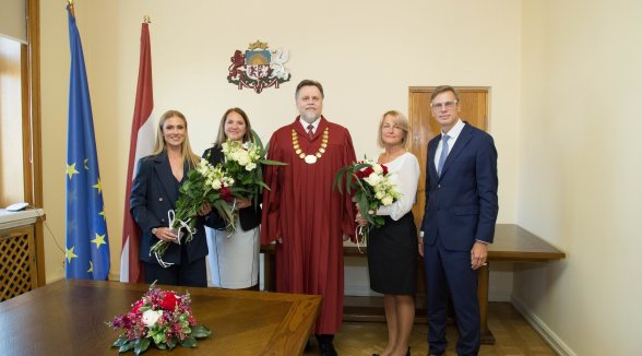 Augstākās tiesas priekšsēdētājs pieņem trīs notāru zvērestu