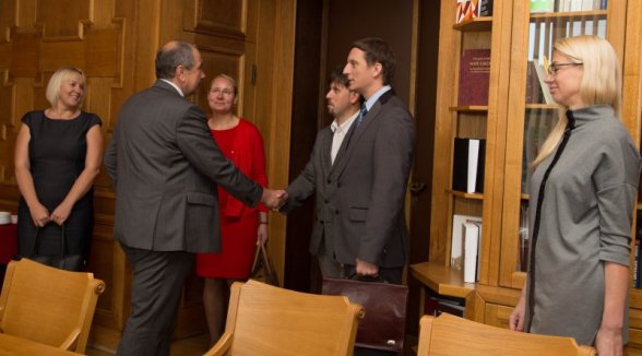 Jaunie tiesneši no Augstākās tiesas priekšsēdētāja saņem Tiesnešu ētikas komisijas atziņu grāmatu