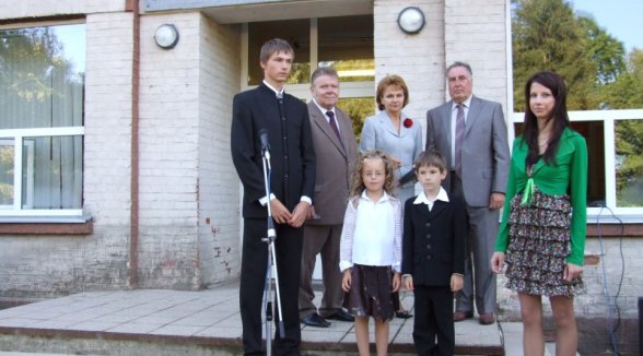 Senators savai skolai dāvina nosaukuma plāksni