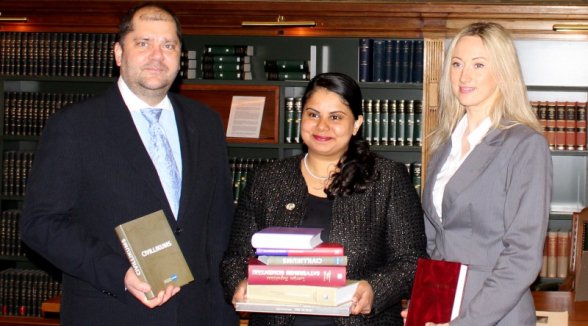 Nīderlandes Miera pils bibliotēka saņem Latvijas juridisko literatūru