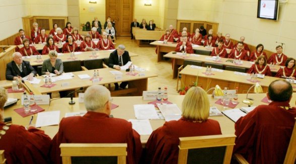 Augstākā tiesa norāda uz nepieciešamību stiprināt zemākas instances tiesu autoritāti