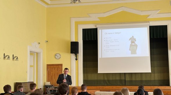 Jāņa Plepa tikšanās ar skolēniem Ilūkstē noslēdz šī mācību gada Augstākās tiesas tiesību zinību stundas