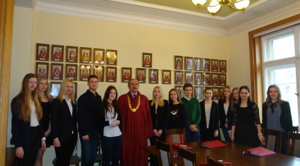 Skolēni iepazīst Augstākās tiesas tiesnešu un darbinieku darbu