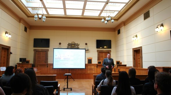 Topošie žurnālisti un komunikācijas speciālisti iepazīst Augstākās tiesas darbu