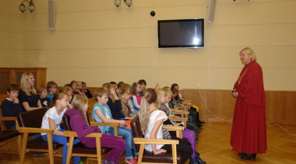 Karjeras nedēļā tiesneši stāsta skolēniem par savu darbu