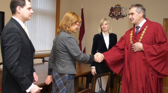 Augstākās tiesas priekšsēdētājs pieņem septiņu advokātu zvērestu