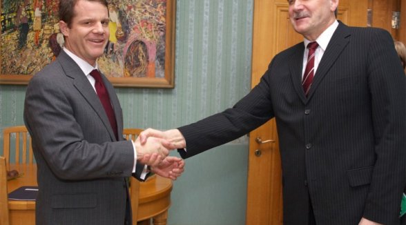 ASV vēstnieks Larsons ierodas iepazīšanās vizītē Augstākajā tiesā