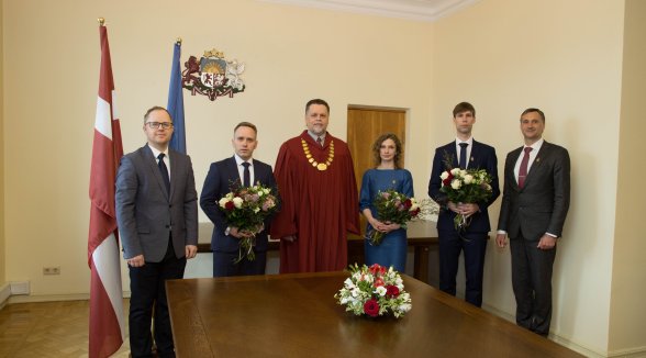 Augstākās tiesas priekšsēdētājs pieņem trīs jauno notāru zvērestu