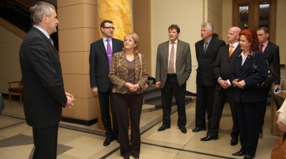 Saeimas deputāti pārliecinās par Augstākās tiesas telpu trūkumu