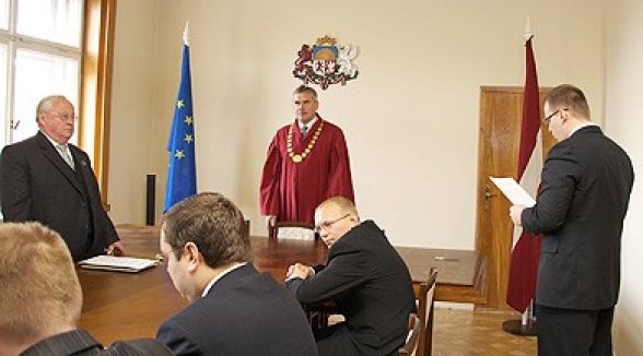 Chief Justice of the Supreme Court accepts the oath of attorneys and bailiff