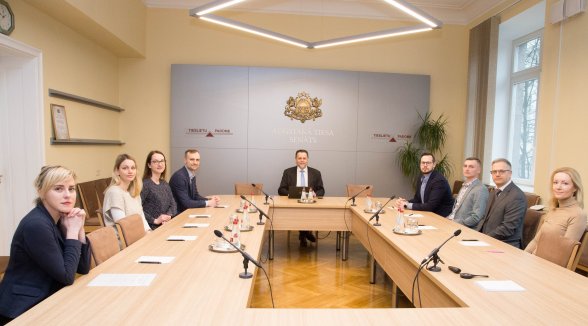 Augstākās tiesas priekšsēdētājs ar jaunajiem tiesnešiem runā par tiesneša lomu un izaicinājumiem