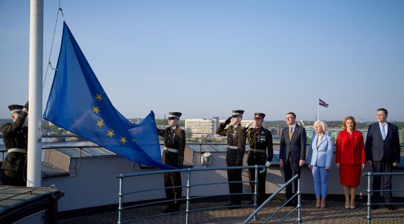 Augstākās tiesas priekšsēdētājs piedalās Eiropas Savienības karoga pacelšanā Rīgas pils tornī