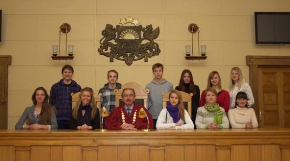 Approximately 350 students have visited the Supreme Court in Days of first-year students