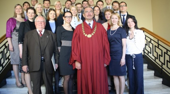 Divdesmit trīs advokāti dod zvērestu Augstākās tiesas priekšsēdētājam