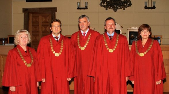 Senātā izveido Disciplinārtiesu; par tās priekšsēdētāju ievēl Pēteri Dzalbi