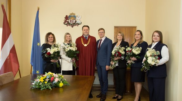 Augstākās tiesas priekšsēdētājs pieņem piecu notāru zvērestu