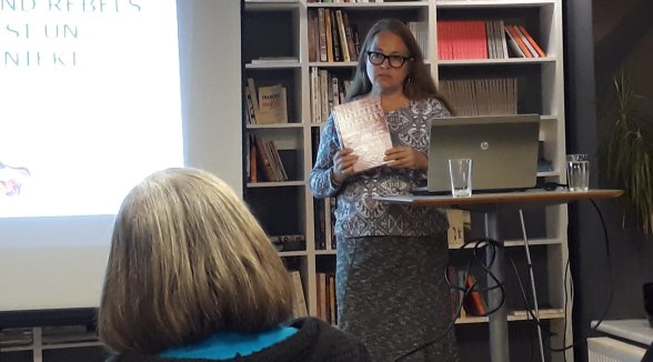 Senatora Augusta Rumpētera mazmeita Augstākās tiesas muzejam dāvina savu grāmatu