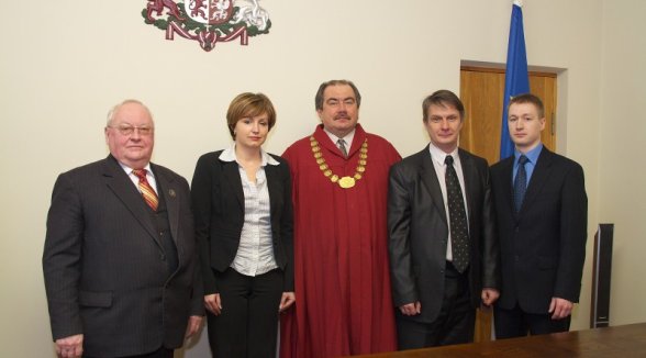 Advokāta zvērestu nodod pieredzējuši prokuratūras un policijas darbinieki