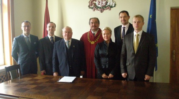 Zvērinātu advokātu rindas papildina bijušie tiesneši un citi juristi