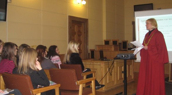Skolēni ierodas uz tiesību zinību stundām Augstākajā tiesā