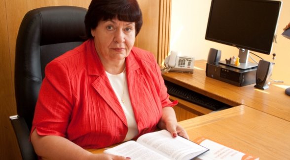 Former Senator Edite Vernusa is awarded the title of Judge Emeritus