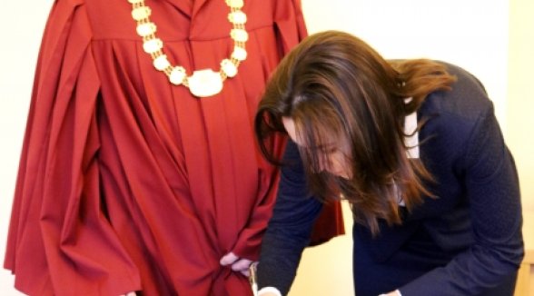 CHIEF JUSTICE OF THE SUPREME COURT ACCEPTS AN OATH OF NOTARY 