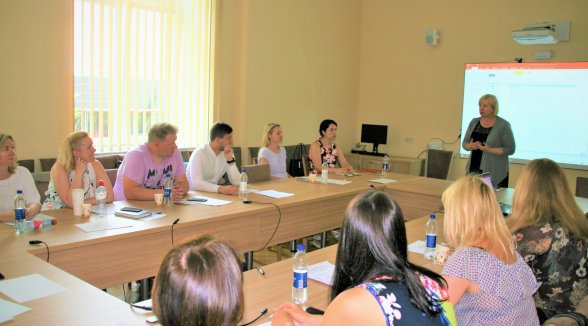 Jaunie tiesneši un kandidāti mācās par komercstrīdiem un grūtām situācijām tiesas zālē