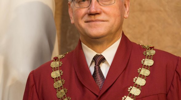 Tiesneša pienākumus beidz pildīt senators Pēteris Opincāns