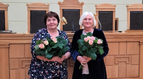 Tiesneša pienākumus beidz pildīt senatores Edīte Vernuša un Vanda Cīrule