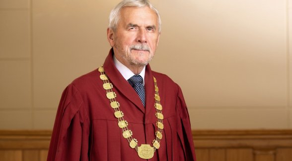 Darbu tiesneša amatā beidz bijušais Augstākās tiesas priekšsēdētājs senators Andris Guļāns