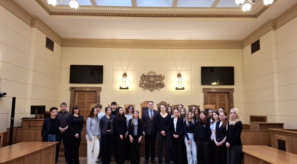 Ēnu dienā skolēni iepazīst tiesneša profesiju un paši izmēģina spēkus tiesas procesa izspēlē