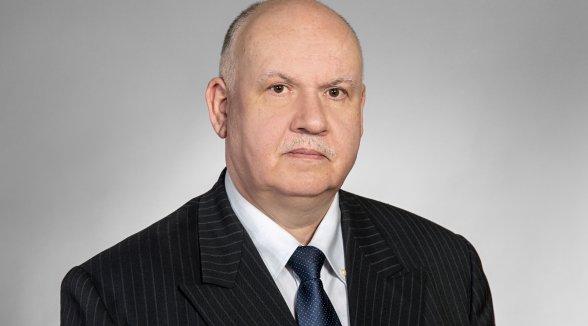 Tiesneša pienākumus beidz pildīt senators Artūrs Freibergs