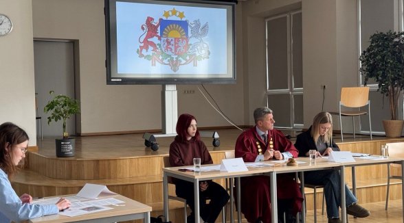 Senators Aivars Uminskis vada tiesas procesa izspēli Daugavpils Valsts ģimnāzijā