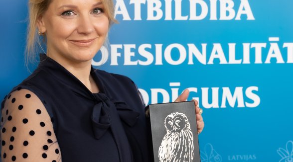 Augstākās tiesas priekšsēdētājs sveic Gada notāri Zani Ernštreiti