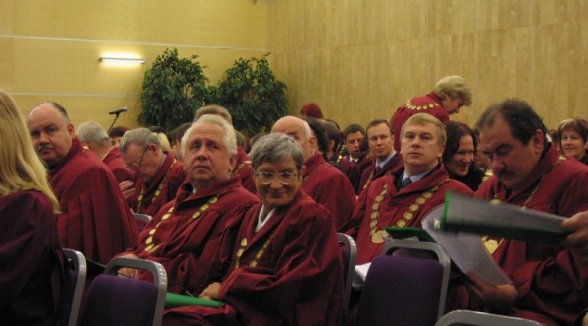 Tiesnešu ārkārtas konference nosoda tiesnešu rīcību, kas rada neuzticību tiesu varai, taču rezolūcija ir mērenāka nekā bija domāts