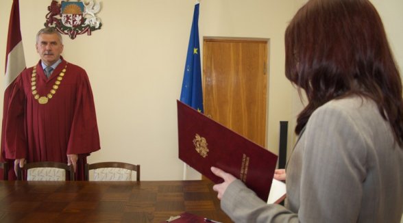 Guļāns pēdējo reizi pieņem advokātu un tiesu izpildītāju zvērestu