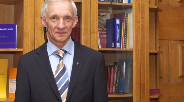 Former Senator Valerijans Jonikans is awarded the title of Judge Emeritus