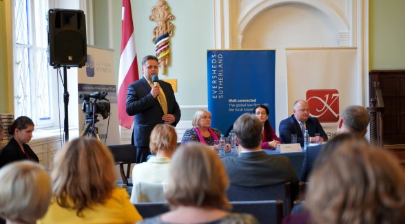 Izdota grāmata par tiesu un mediju komunikāciju