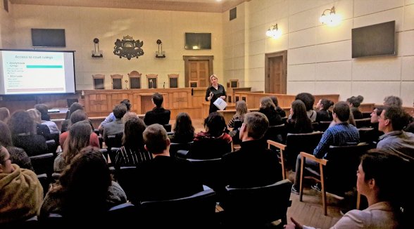 Augstāko tiesu apmaklē tiesību zinātņu studenti un pasniedzēji no Nīderlandes