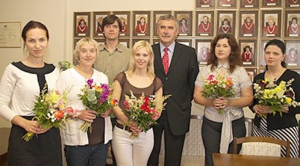 Sveic Augstākās tiesas darbiniekus, augstskolu diplomus saņemot