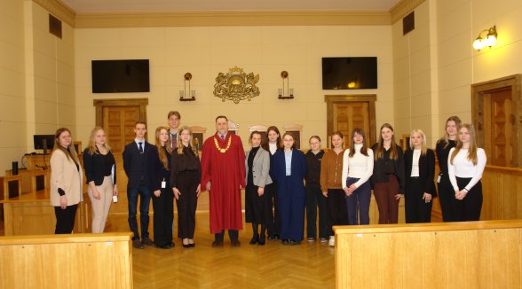 Ēnu dienā skolēni iepazīst tiesneša darbu un piedalās tiesas procesa izspēlē