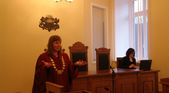 Skolēni iepazīst Augstākās tiesas tiesnešu un darbinieku darbu