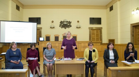 Senatori pārrunā aktuālos tiesu prakses jautājumus ar Administratīvās rajona tiesas tiesnešiem