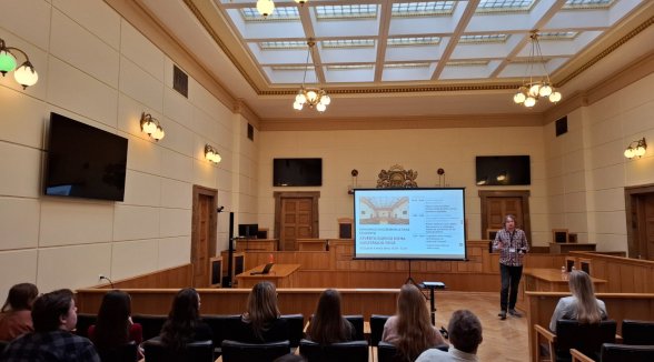 Future journalists and communication specialists learn about the Supreme Court