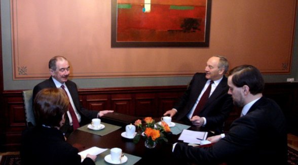 THE PRESIDENT OF THE STATE MEETS THE CHIEF JUSTICE OF THE SUPREME COURT