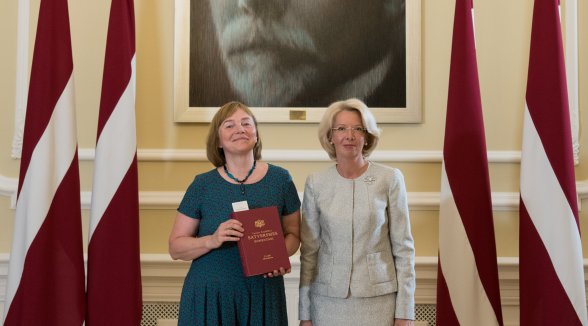 Augstākās tiesas tiesnese un darbinieki piedalījušies likumdošanai veltīto Satversmes komentāru rakstīšanā