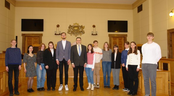 Ēnu dienā skolēni iepazīst Augstākās tiesas tiesneša darbu