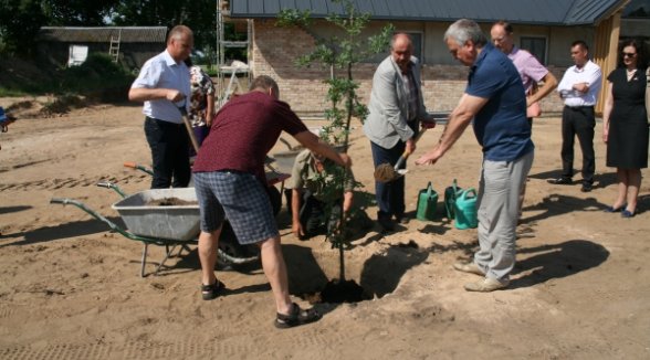 An oak planted by the Supreme Courts of Baltic States will flourish in home village of Cakste family