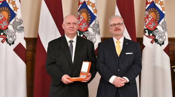 Valsts svētkos ziedi Latvijas neatkarībai un atzinība senatora darbam